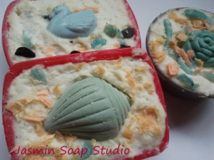 Dunne zeeppasta gebruikt om vormpjes te vullen. Je moet nog steeds goed aandrukken. Voor de grap heb ik er hele kleine bestaande zeepjes ingedrukt, zoals een schelp, een roosje en een vogel.