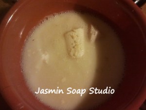 Zet je zeep net onder water. Dit is veel water. Experimenteer een beetje met je hoeveelheid water. 