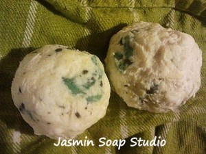 En dan ballen gaan kneden van je pasta. De kleine klontjes geven je ballen een rustiek uiterlijk. 