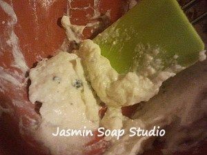 Na een tijdje wachten wordt de zeep een soepele pasta.