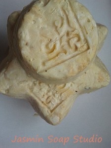 Deze zepen zijn gemaakt van ivoorkleurige zeepjes. Voor de geur heb ik er een restje etherische olie van sinaasappel doorgekneed. Bovenop gestempeld met een zeepstempel. 