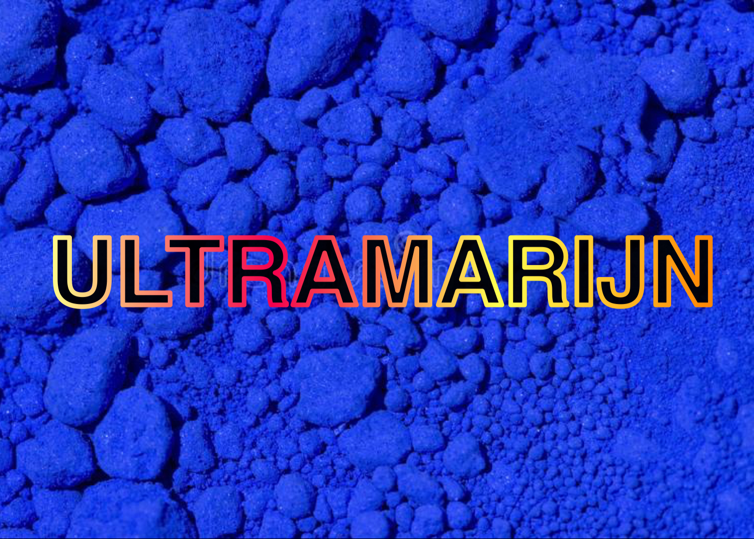 helderblauw pigmentpoeder met de letters ultramarijn eroverheen