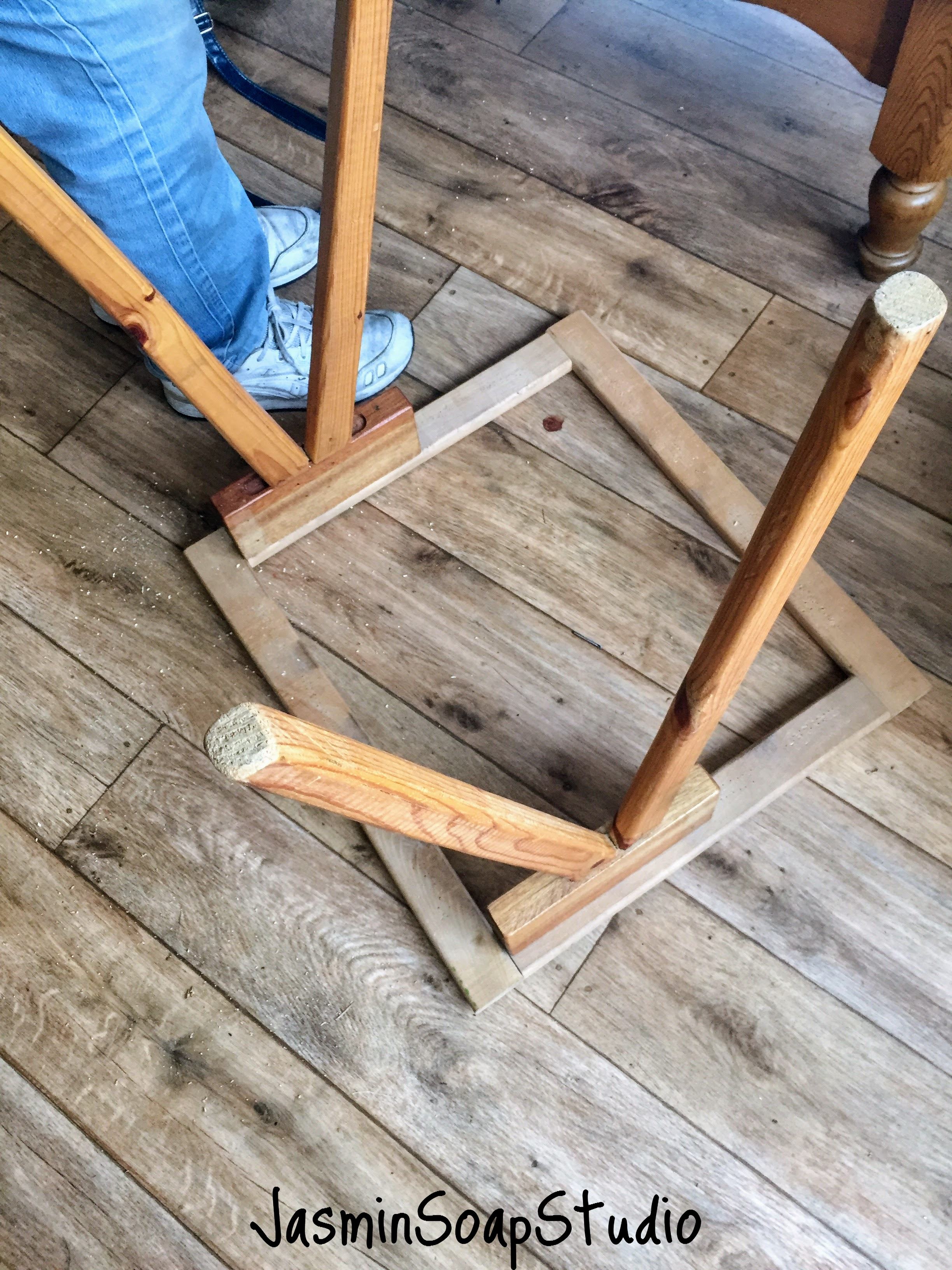 gripper strip frame op de grond met houten poten die omhoog steken