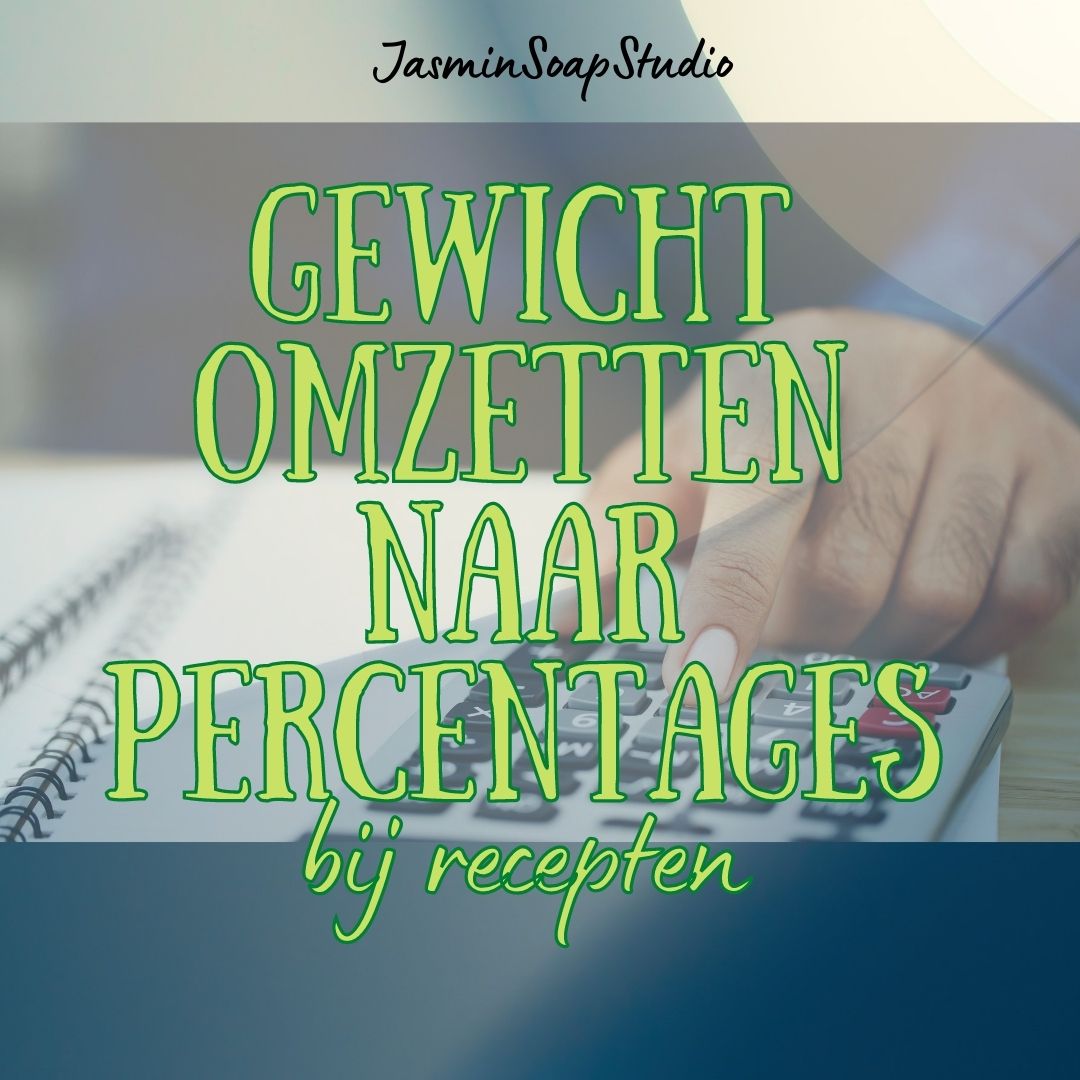 hand met uitgestoken wijsvinger boven een rekenmachine