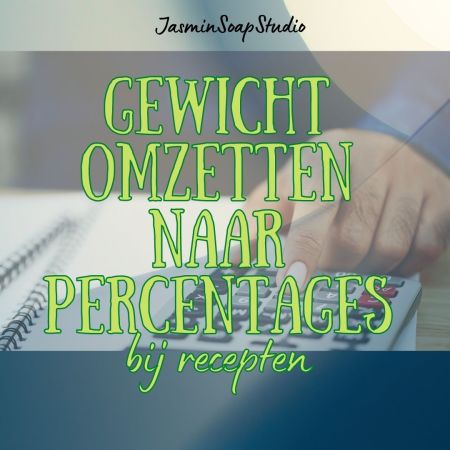 hand met uitgestoken wijsvinger boven een rekenmachine