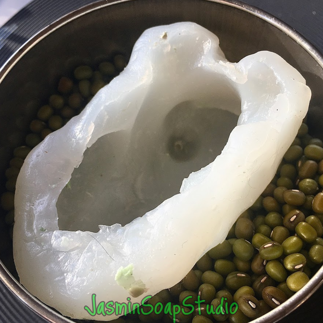 siliconen mal leeg in bakje met boontjes