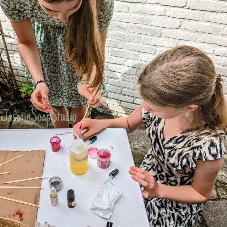 meisjes maken lipgloss